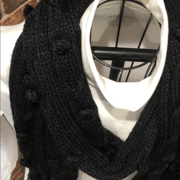 Old Navy Knitted Scarf - Picture 4 of 6